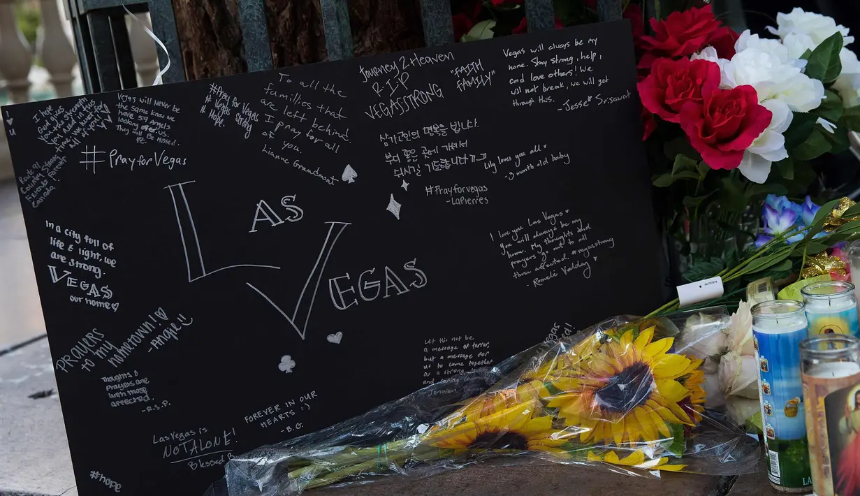 Bunga mawar dan ucapan duka untuk korban penembakan massal di Las Vegas terlihat di depan Bellagio di Las Vegas, Nevada (3/10). Penembakan massal di Las Vegas menewaskan 59 orang dan melukai sekitar 500 lainnya. (Drew Angerer/Getty Images/AFP)