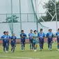 Skuat Persib Bandung menjalani sesi latihan perdana menyambut musim 2020 di Stadion Arcamanik, Jumat (10/1/2020). (Liputan6.com/Huyogo Simbolon)