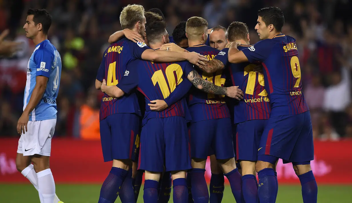 Para pemain Barcelona merayakan gol yang dicetak Gerard Deulofeu ke gawang Malaga pada laga La Liga di Stadion Camp Nou, Barcelona, Sabtu (21/10/2017). Barcelona menang 2-0 atas Malaga. (AFP/Josep Lago)