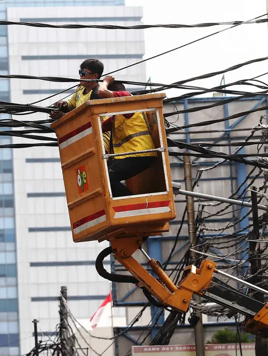 Beberapa kabel fiber optik yang belum dipindahkan atau masih ada di udara acap kali menjuntai ke jalan raya dan mengganggu pengguna jalan. (Liputan6.com/Angga Yuniar)