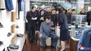 Pemimpin Korea Utara, Kim Jong-un melihat sepatu saat mengunjungi Taesong Department Store, setelah dibuka untuk umum di Korea Utara (8/4). (KCNA VIA AFP Photo)
