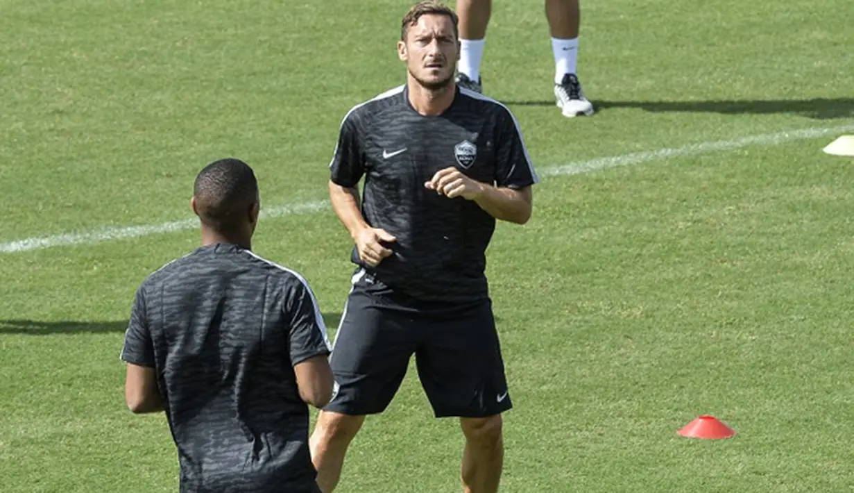 Penyerang AS Roma, Francesco Totti melakukan pemanasan saat sesi latihan di Trigoria, Roma, Italia (15/9/2015). AS Roma akan menantang Barcelona di leg pertama penyisihan Grup E Liga Champions. (AFP PHOTO/ANDREAS Solaro)