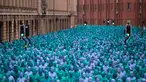 Ribuan orang dengan tubuh di cat berwarna biru bertelanjang bulat saat menjadi model sebuah seni berjudul "Sea of Hull" karya Spencer Tunick asal Amerika Serikat di pusat Kota Hull, Inggris, Sabtu (9/7). (AFP Photo/Jon Super)