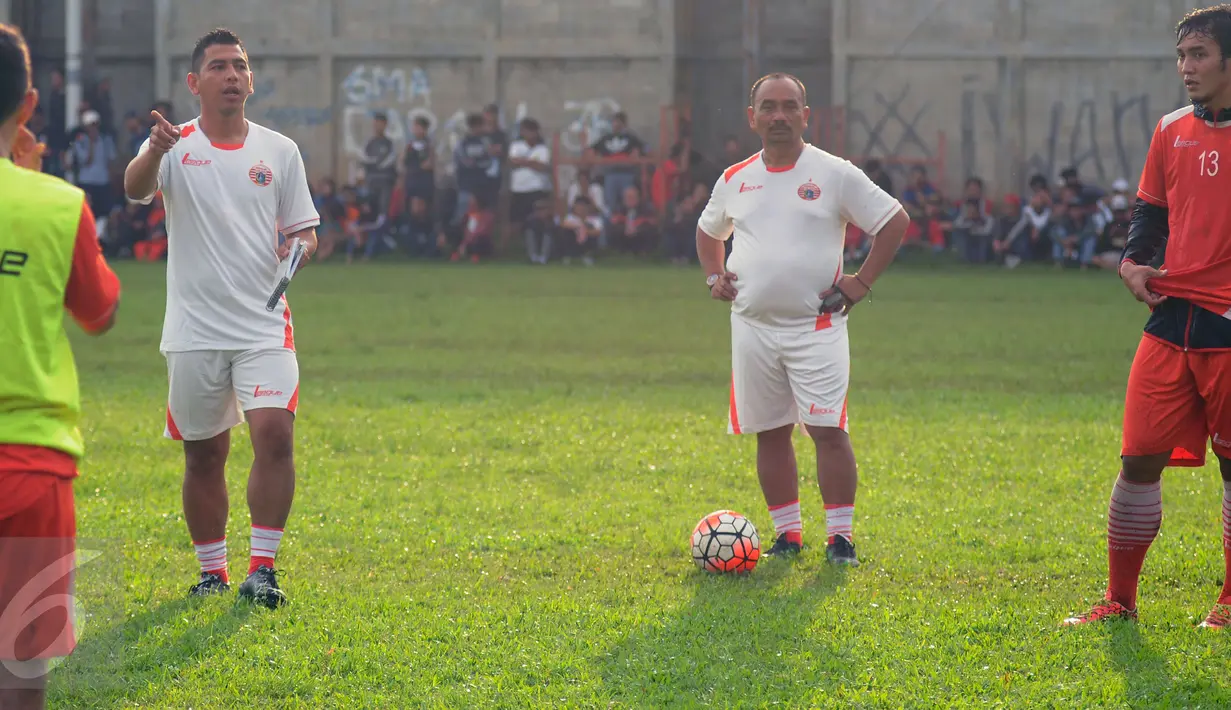 Asisten pelatih Persija, Nimrot Manalu (kedua kiri) memberikan arahan latihan di NYTC, Depok, Rabu (17/2/2016). Latihan perdana Persija jelang berlaga di Piala Bhayangkara 2016 tanpa didampingi pelatih, Paulo Camargo. (Liputan6.com/Helmi Fithriansyah)