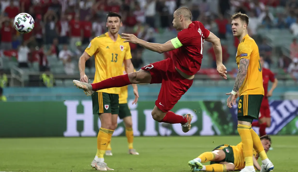 Pada awal babak kedua Turki berinisiatif lebih banyak melancarkan serangan. Turki hampir menyamakan kedudukan lewat Burak Yilmaz  yang melakukan tendangan freestyle di depan gawang Wales tetapi masih dapat diantisipasi oleh Danny Ward. (Foto: AP/Pool/Naomi Baker)