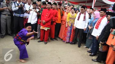 Wakil Gubernur DKI Jakarta Djarot Saiful Hidayat melihat Aksi pendekar cilik dalam acara palang pintu Lebaran Betawi di Lapangan Banteng, Jakarta (22/08/15). Palang pintu adalah kesenian Tradisonal Betawi. (Liputan6.com/Gempur M Surya)