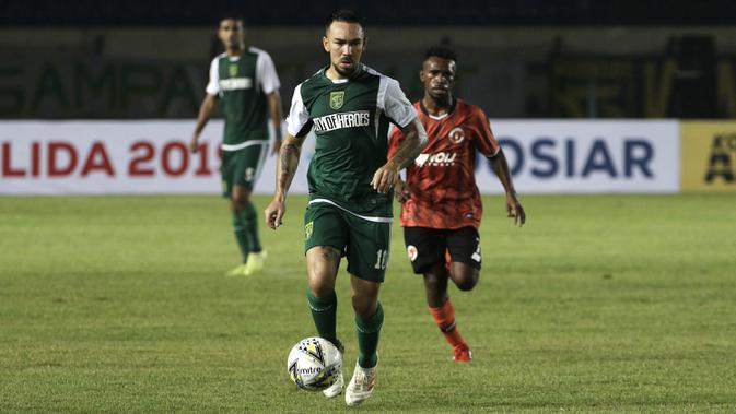 Gelandang Persebaya Surabaya, Damian Lizio, menggiring bola saat melawan Perseru Serui pada laga Piala Presiden 2019 di Stadion Si Jalak Harupat, Bandung, Sabtu (2/3). Persebaya menang 3-2 atas Perseru. (Bola.com/Yoppy Renato)