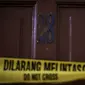 Pintu kamar kos tempat terbunuhnya Deudeuh Alfisahrin telah diberi garis polisi, Jakarta, Rabu (15/4/2015). Rumah kos Boarding House di kawasan Tebet tampak sepi pasca terbunuhnya Deudeuh. (Liputan6.com/Faizal Fanani)