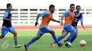 Pemain Semen Padang berebut bola saat latihan jelang laga perebutan tempat ketiga Piala Presiden 2017 melawan Persib di Stadion Pakansari, Kab Bogor, Jumat (10/3). Semen Padang akan melawan Persib pada Sabtu (11/3). (Liputan6.com/Helmi Fithriansyah)