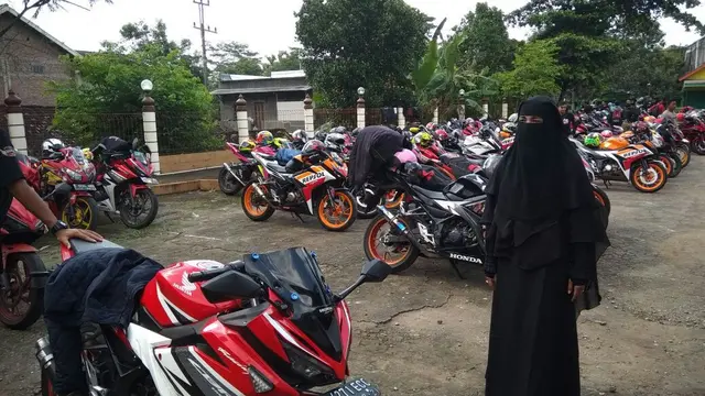 Aksi Apik Perempuan Bercadar Asal Bantul Tunggangi Motor Sport
