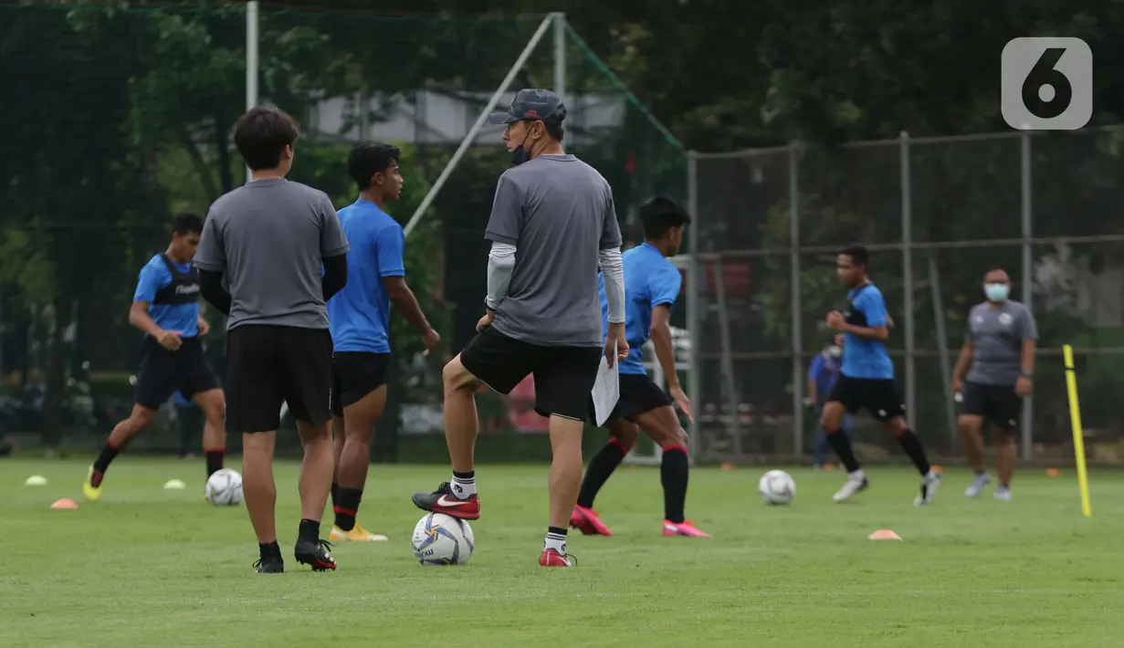 Pelatih Tim Nasional Indonesia Shin Tae-yong (kedua kiri) saat latihan perdana Timnas U-22 di Lapangan D, Kompleks Gelora Bung Karno, Senayan, Jakarta, Rabu (10/2/2021). Latihan perdana Timnas U-22 diikuti 31 pemain untuk ajang SEA Games 2021 di Vietnam. (Liputan6.com/Helmi Fithriansyah)