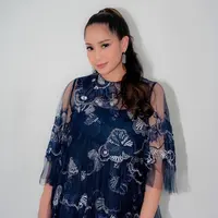 Serta pulasan makeup nuansa peach yang segar oleh makeup artist, Marlene Hariman. [@raffinagita1717/wanda_haraa].