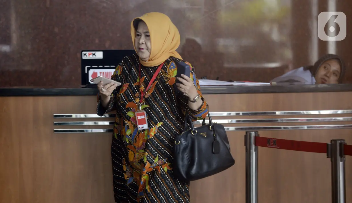 Mantan Bupati Bogor Nurhayanti akan menjalani pemeriksaan oleh penyidik di Gedung KPK, Jakarta, Senin (2/3/2020). Nurhayanti diperiksa sebagai saksi untuk tersangka mantan Bupati Bogor Rachmat Yasin terkait pemotongan uang dan gratifikasi  tahun 2013 dan 2014. (merdeka.com/Dwi Narwoko)