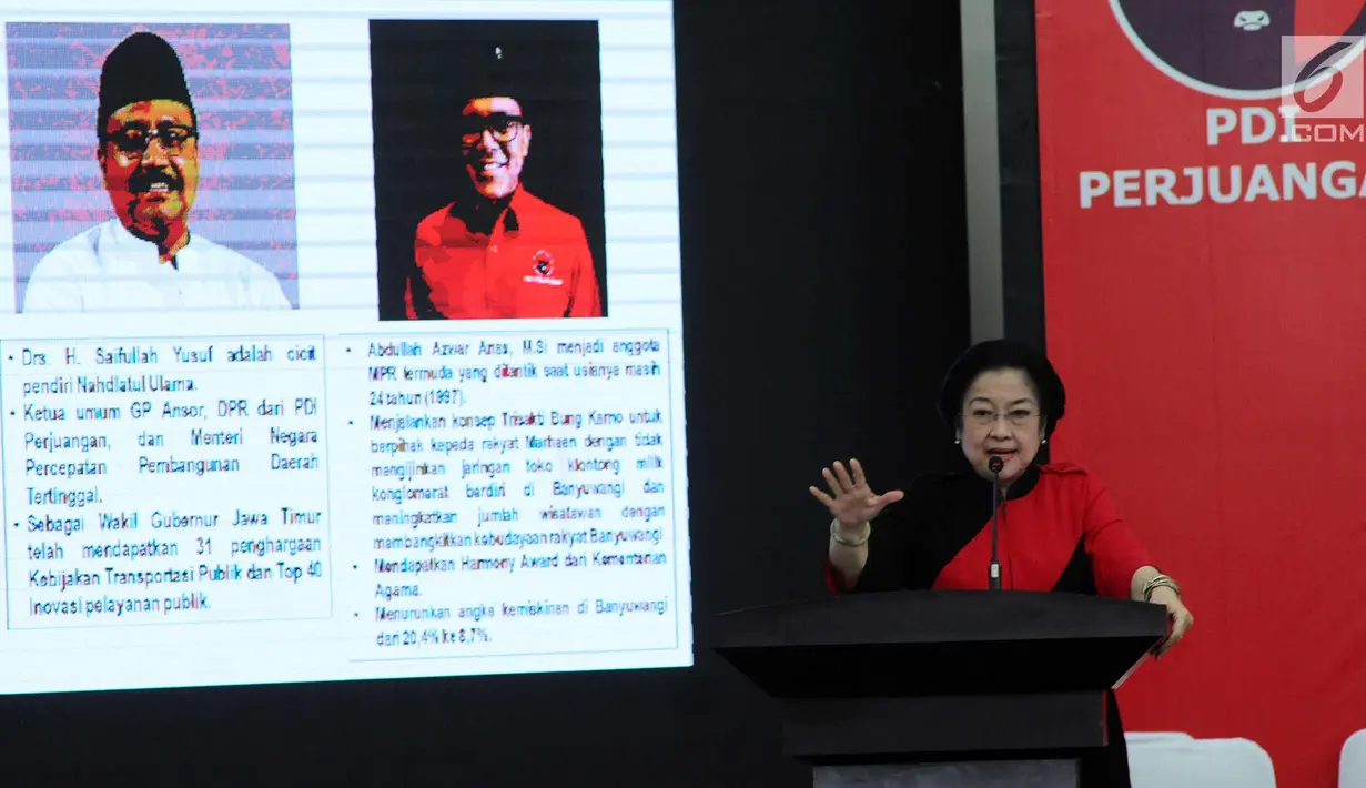 Ketua Umum PDIP Megawati Soekarno Putri mengumumkan nama Calon Gubernur dan Wakil Gubernur Jawa Timur di Jakarta, Minggu (15/10). Megawati juga mengumumkan Cagub dan Cawagub Sulsel. (Liputan6.com/Helmi Fithriansyah)