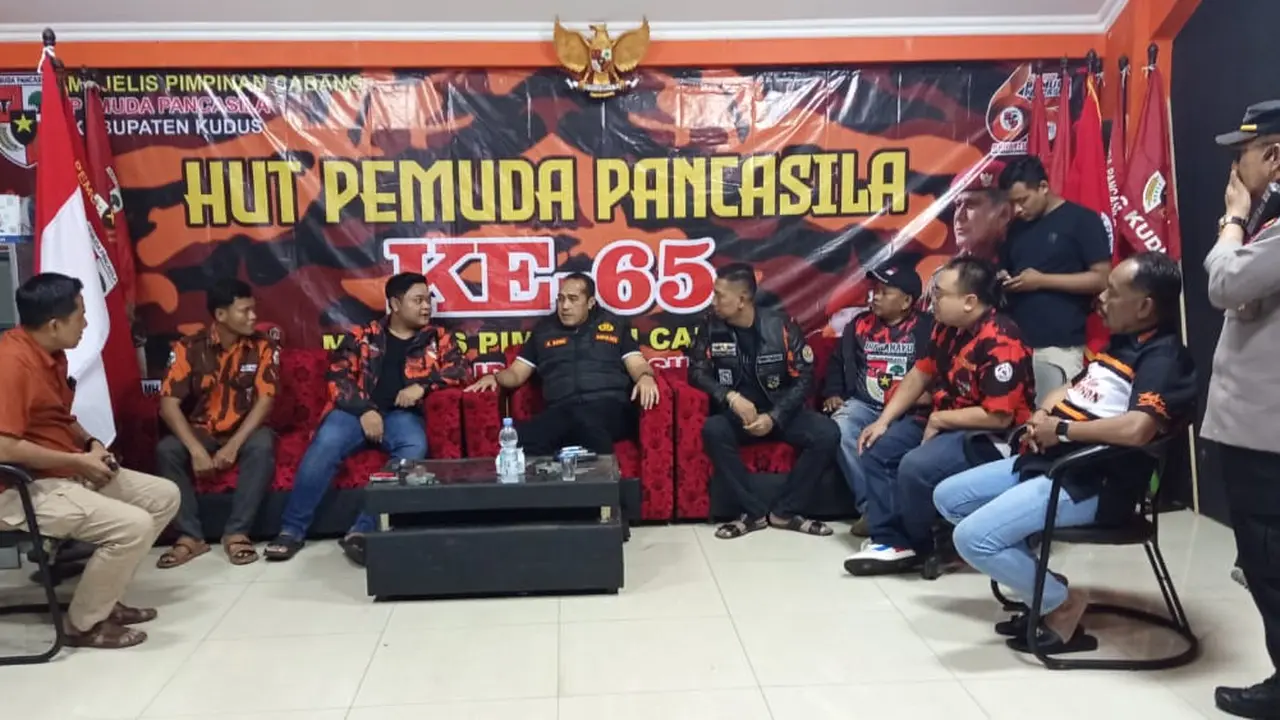 Kapolres Ronni Bonic didampingi sejumlah pejabat utama Polres setempat mengunjungi dan berdialog dengan ketua dan pengurus Pemuda Pancasila Kudus. (Liputan6.com/Arief Pramono)