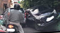 Daihatsu Sigra memanjat tembok (Foto: Akun Twitter @sbyfess)
