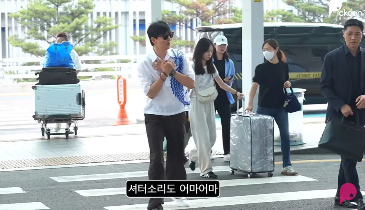 "Sebenarnya aku juga ingin melihat mereka (IVE) di sana," kata Kim Nam Gil. Reporter mengatakan bahwa dia bisa bertemu IVE di dalam pesawat