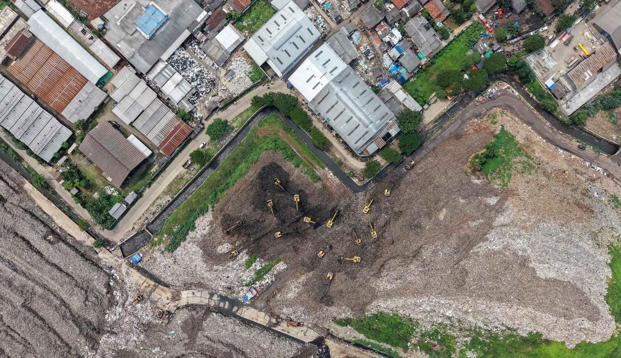 Situasi ini menjadi penanda terjadi krisis dalam pengelolaan sampah di lokasi tersebut. Tampak foto udara menunjukkan tim penyelamat menggunakan alat berat untuk mencari korban longsor di Tempat Pembuangan Sampah Terpadu (TPST) Bantargebang, Kota Bekasi, Jawa Barat, pada Senin 9 Maret 2026. (BAY ISMOYO/AFP)