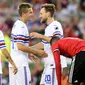 Para pemain Sampdoria merayakan gol yang dicetak oleh Dennis Praet ke gawang  Manchester United pada laga persahabatan di Stadion Aviva, Dublin, Rabu (2/8/2017). Manchester United Menang 2-1 atas Sampdoria. (AFP/Paul Faith)