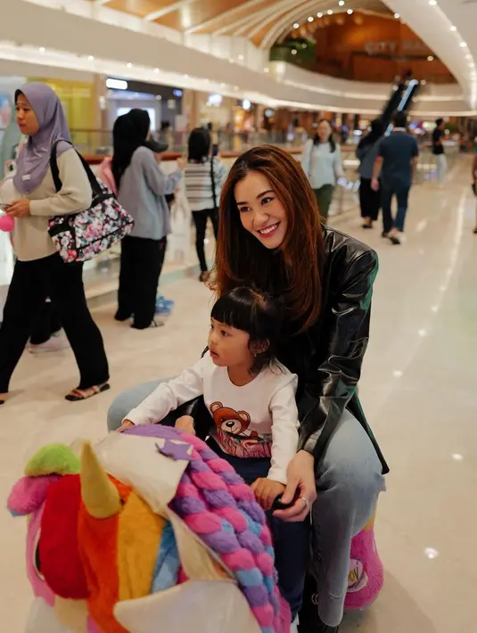 Aaliyah Massaid nampak mengenakan t-shirt hitam berlapis jaket kulit dengan celana jeans [@aaliyah.massaid]