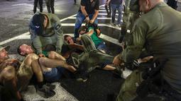 Mereka juga menuntut segera diakhirinya perang di Gaza. (Menahem Kahana/AFP)