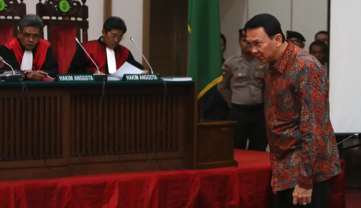 Basuki Tjahaja Purnama (Ahok) bersiap menjalani sidang kedelapan kasus dugaan penistaan agama di Auditorium Kementan, Jakarta, Selasa (31/1). Sidang lanjutan hari ini akan menghadirkan lima saksi dari JPU. (Liputan6.com/Seto Wardhana/Pool)