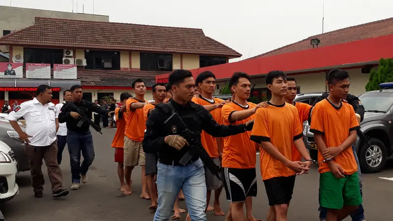 Keempat belas tersangka yang membakar dan merusak kendaraan dinas polisi, digelandang petugas Polres Metro Tangerang, Jumat (21/9/2018).