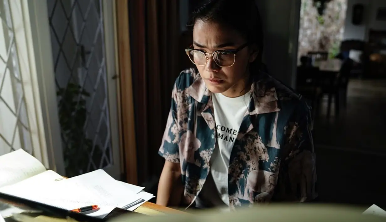 Namun, baru-baru ini namanya menjadi perhatian karena disebut sebagai aktrik kurang terkenal dalam serial Mendua. Meski begitu, tak sedikit yang justru membelanya, bahkan dirinya turut serta memberikan balasan menohok melalui media sosial. (Liputan6.com/IG/@theadiniawirasti)
