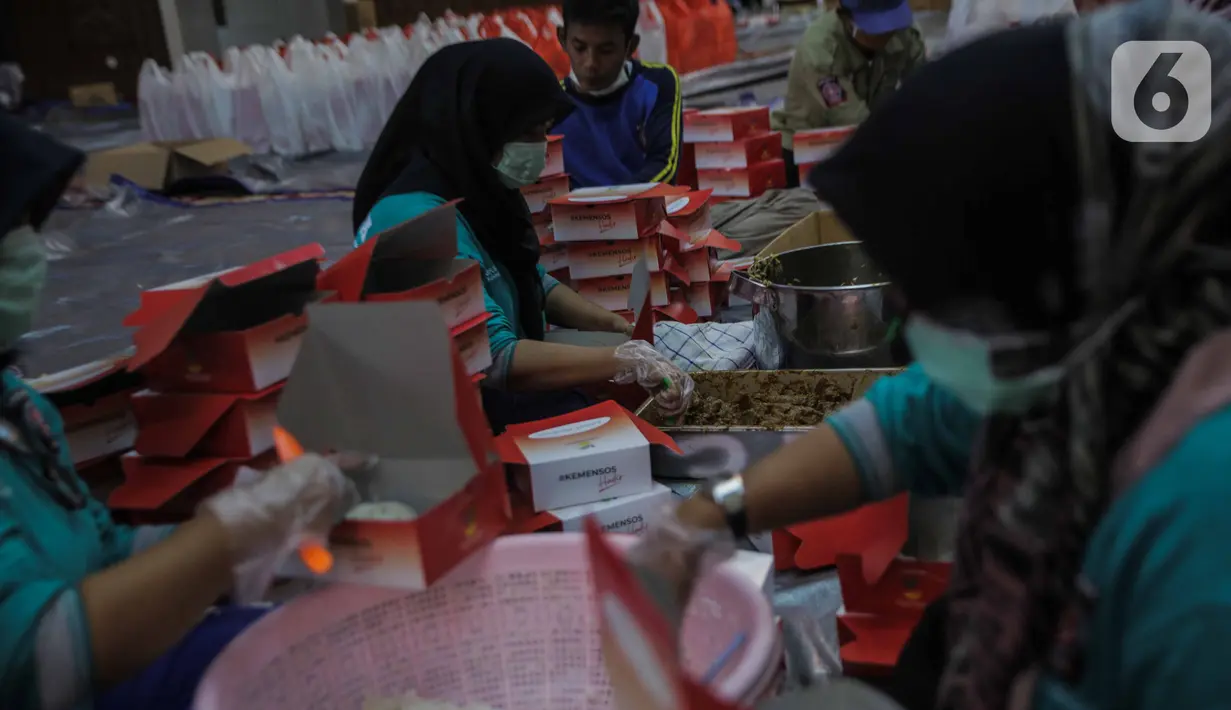 Petugas Taruna Siaga Bencana menyiapkan nasi kotak di Dapur Umum Kementerian Sosial Peduli Dampak Covid-19 di Kompleks Gedung Konvensi TMP Nasional-Utama, Kalibata, Jakarta, Rabu (8/4/2020). Paket nasi itu didistribusikan ke warga DKI yang terdampak pandemi Covid-19. (Liputan6.com/Faizal Fanani)