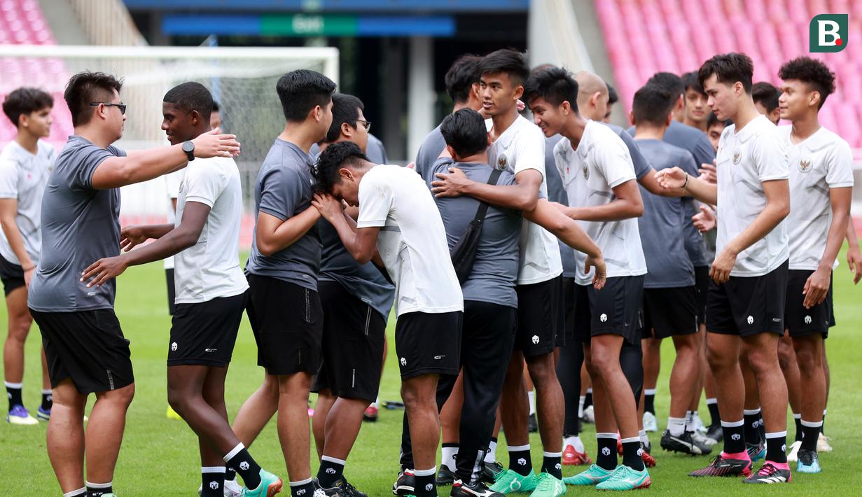 Pemain Timnas Indonesia U-20 saling berpamitan setelah latihan di Stadion Utama Gelora Bung Karno (SUGBK), Jakarta Pusat, Sabtu (1/4/2023). (Bola.com/M Iqbal Ichsan)