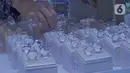 Pedagang menunjukkan perhiasan berbahan perak di gerai pusat perhiasan Cikini, Jakarta, Kamis (25/11/2021). Berdasarkan dari laporan Silver Institute permintaan perak global mencapai 1,029 miliar ons tahun ini, naik 15% dari tahun 2020. (Liputan6.com/Herman Zakharia)