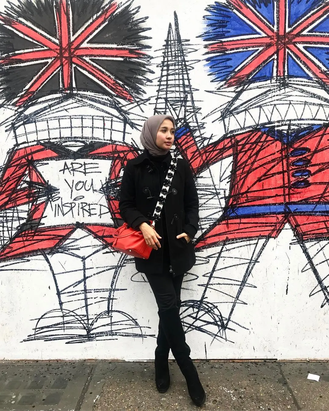 Gaya hijab segi empat ala Laudya Cynthia Bella. (Sumber Foto: alvasus/Instagram)