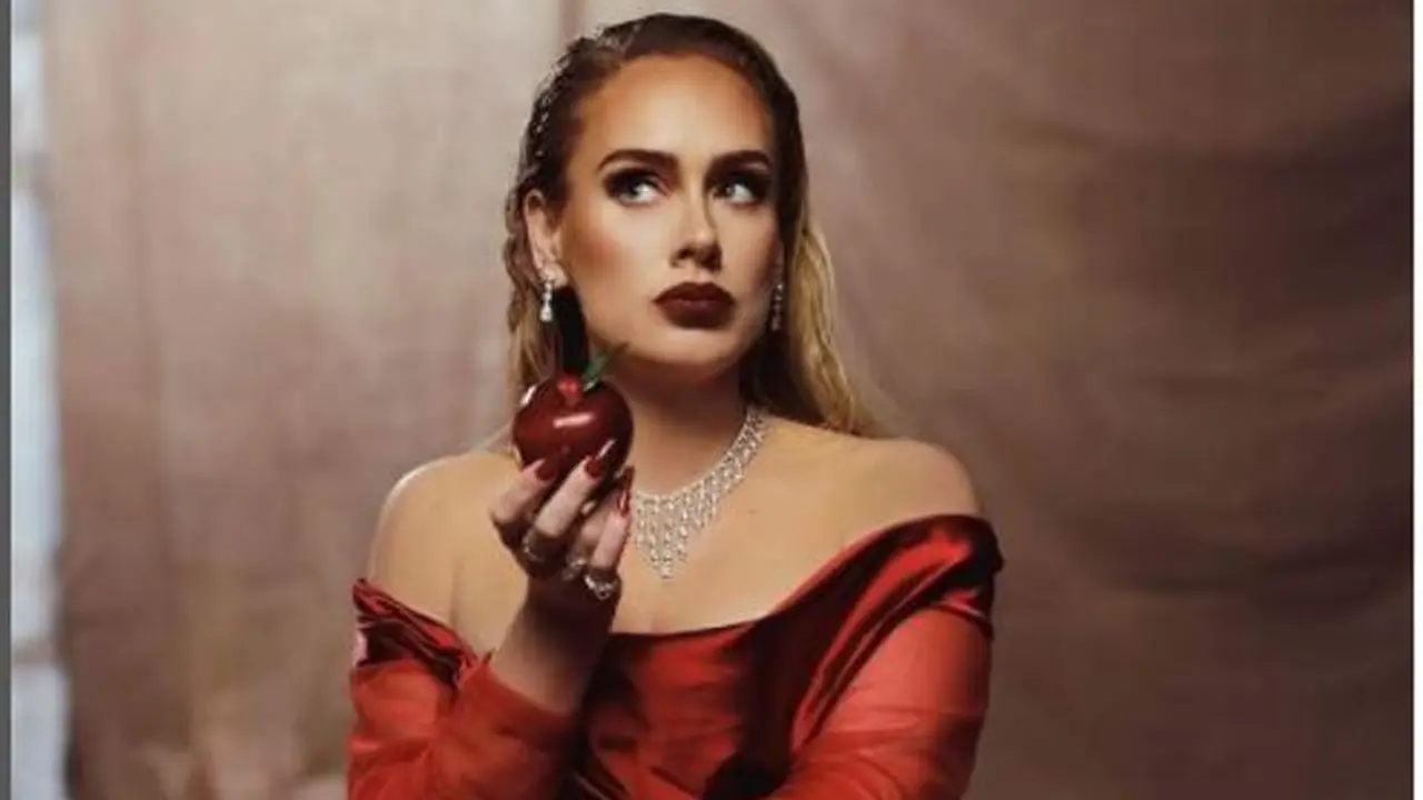 Unggah Foto Pakai Gaun Merah ala Putri Salju, Kenapa Adele Dikaitkan dengan Gal Gadot?