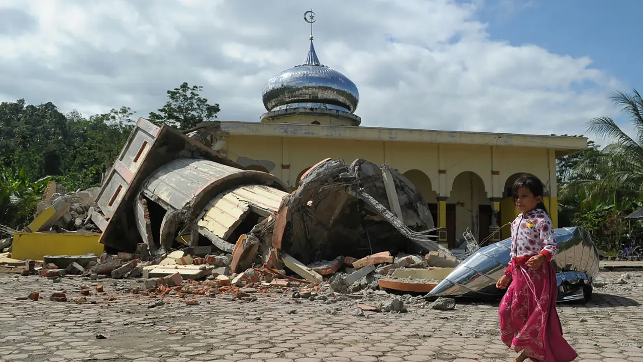 20161207- Kondisi Masjid di Aceh Usai Dihantam Gempa-Reuters-AFP Photo