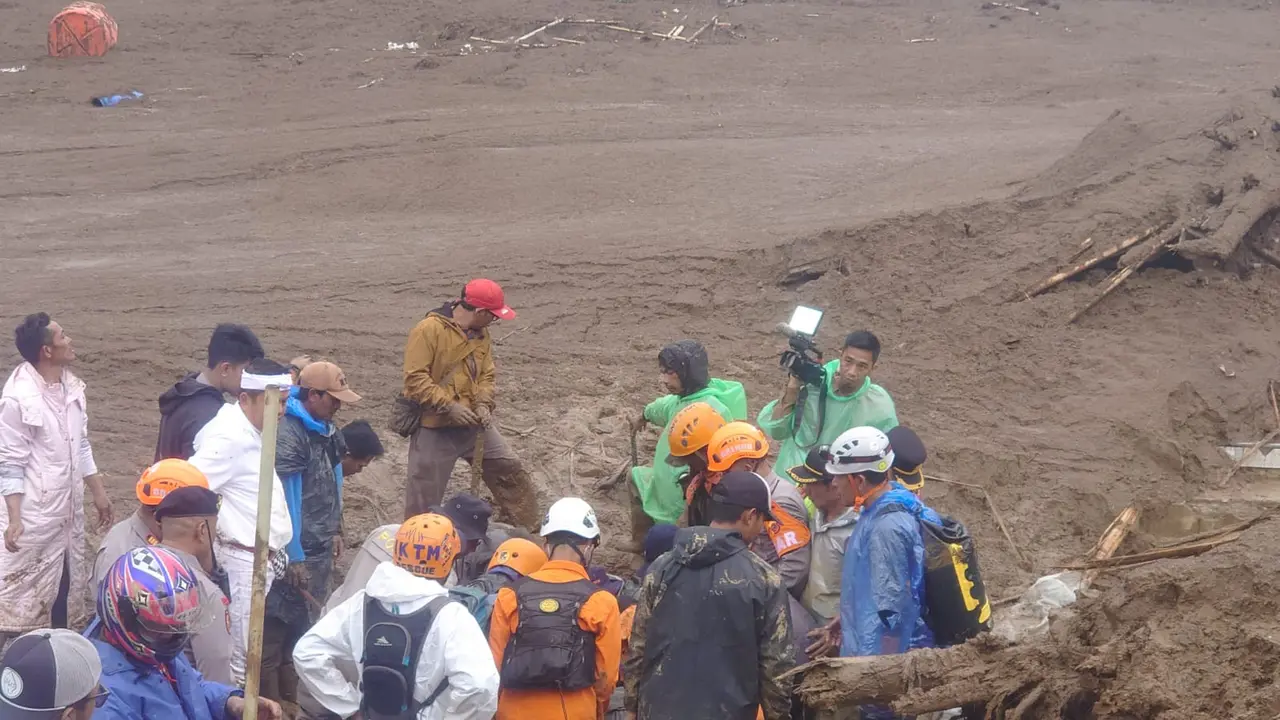 Tim SAR gabungan melakukan proses evakuasi korban terdampak longsor di Pasirlangu, Kabupaten Bandung Barat.