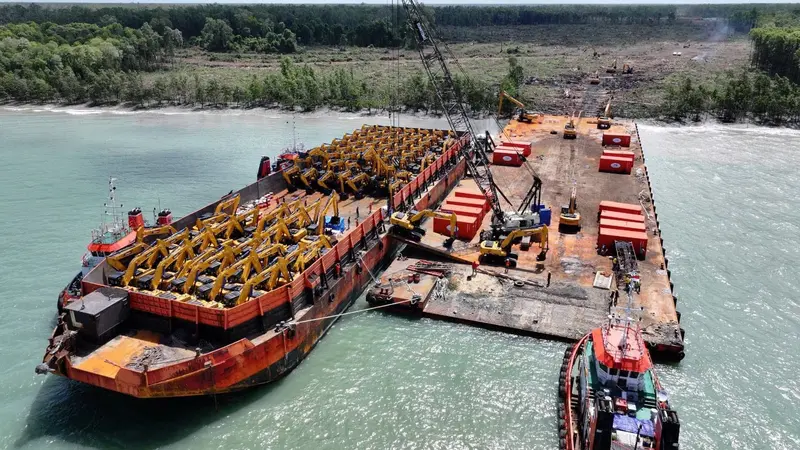 Kiriman alat berat tahap dua, excavator pesanan Andi Samsudin Arsyad atau Haji Isam dari Cina tiba di pelabuhan Wanam, Kabupaten Merauke, Provinsi Papua Selatan