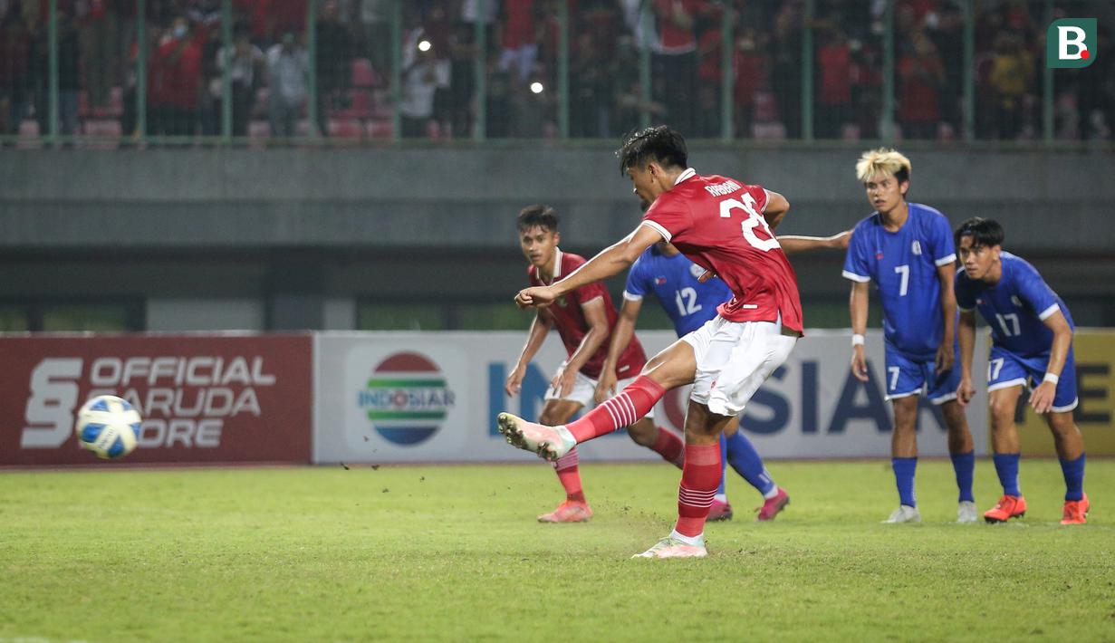 Pemain Timnas Indonesia U-19, Rabbani Tasnim mencetak gol kedua timnya dari eksekusi tendangan penalti saat matchday keempat Grup A Piala AFF U-19 2022 antara Timnas Filipina U-19 melawan Timnas Indonesia U-19 di Stadion Patriot Candrabhaga, Bekasi, Jawa Barat, Jumat (08/07/2022). (Bola.com/Bagaskara Lazuardi)