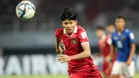 Pemain Timnas Indonesia U-17, Arkhan Kaka menguasai bola saat menghadapi Timnas Ekuador U-17 pada laga pertama Grup A Piala Dunia U-17 di Stadion Gelora Bung Tomo, Surabaya, Jumat (10/11/2023) malam WIB. (Bola.com/Bagaskara Lazuardi)