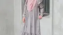 Dress motif warna kalem dipadu hijab warna pink bisa jadi pilihan OOTD untuk daily maupun acara formal. [Foto: IG/natasharizkynew].