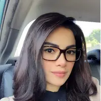 Nikita Mirzani membuat penggemarnya penasaran dari unggahan foto di media sosialnya. (Via Instagram/@Nikitamirzanimawardi)