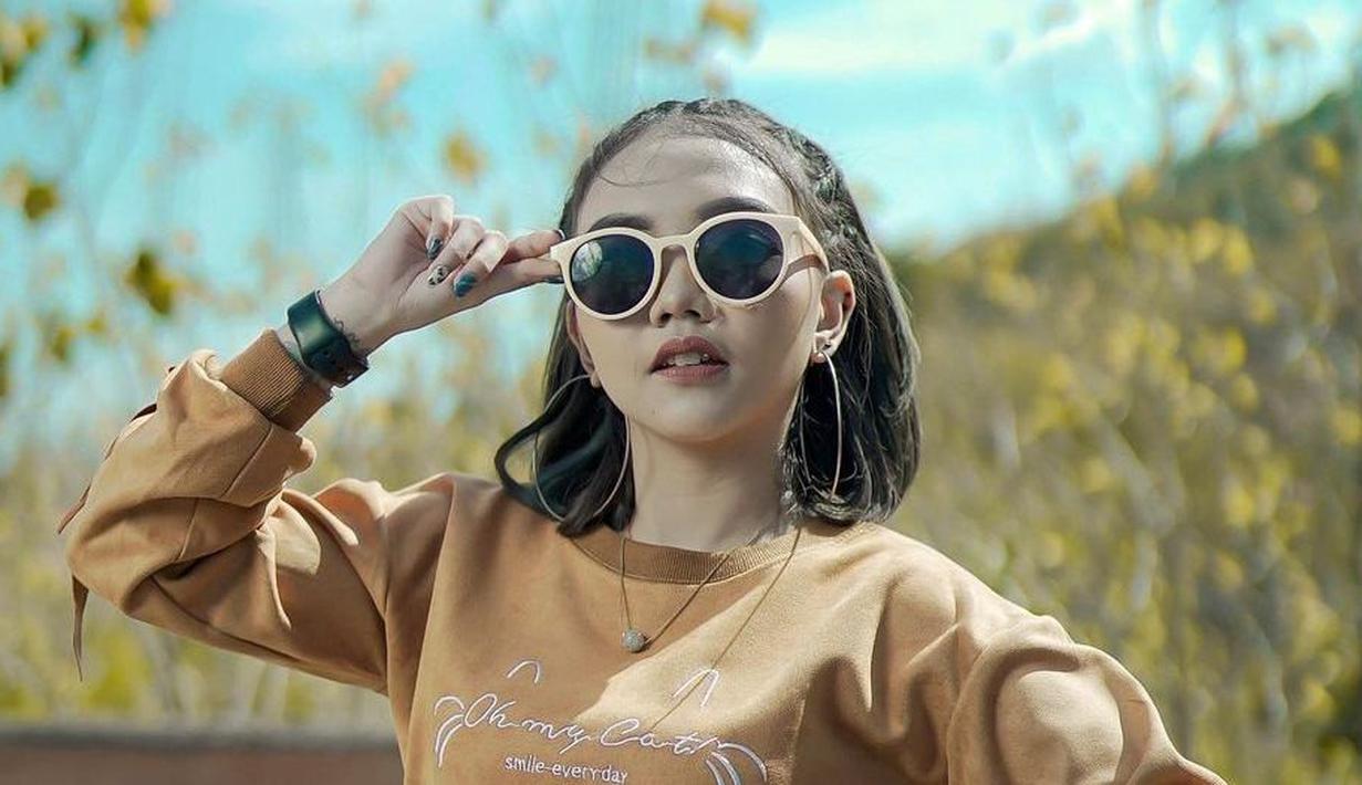 Gayanya sehari-hari sangat modis dan kekinian. Dengan kacamata hitam dan outfit santai, Syahiba Saufa bergaya begitu memesona. (Liputan6.com/IG/@syahiba_saufa).