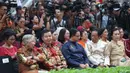 Masyarakat khususnya warga keturunan Tionghoa memadati kawasan Glodok Pancoran, Tamansari, Jakarta. Tampak dalam foto, Sutiyoso (Gubernur DKI Jakarta periode 1997-2012 - kedua kanan) berbincang dengan Anies Rasyid Baswedan (Gubernur DKI Jakarta periode 2017-2022) saat menghadiri puncak perayaan Cap Go Meh di kawasan Pancoran Chinatown Point Mall, Jakarta, Selasa 3 Maret 2026. (Kapanlagi.com/Budy Santoso)