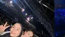 Di venue, ia duduk berdekatan dengan Hesti Purwadinata. Tak lupa mereka selfie bareng. [Instagram.com/ayutingting92]