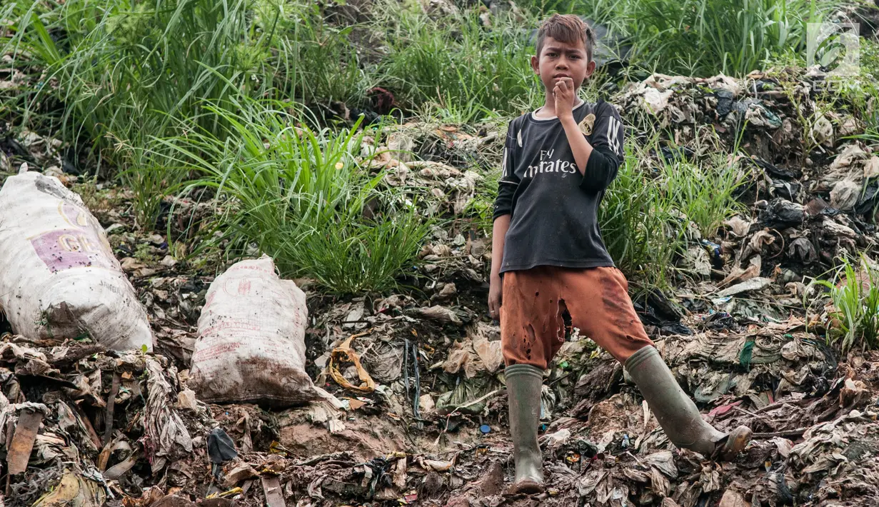 Seorang anak berdiri di atas tumpukan sampah di TPA Bantar Gebang, Kota Bekasi, Jawa Barat.  (Liputan6.com/Yoppy Renato)