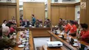 Gubernur DKI Jakarta Djarot Saiful Hidayat menerima kedatangan skuat serta official Persija Jakarta dan klub sepakbola asal Spanyol, Espanyol, di Balai Kota DKI Jakarta, Rabu (19/7). (Liputan6.com/Faizal Fanani)