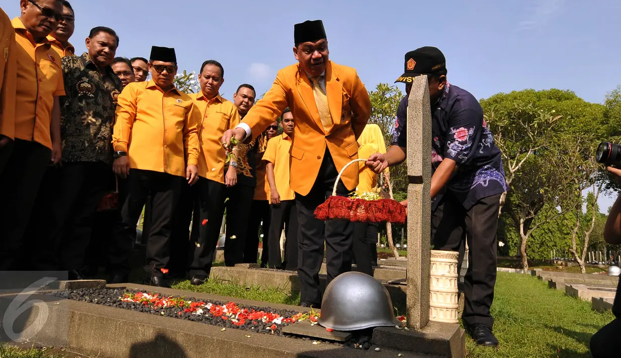 Ketua Umum Musyawarah Kekeluargaan Gotong Royong (MKGR),  Roem Kono menabur bunga di Taman Makam Pahlawan (TMP) Kalibata, Jakarta, Minggu (10/01/2015). Kegiatan tersebut dalam rangka HUT MKGR ke 56. (Liputan6.com/Johan Tallo)