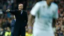Pelatih Real Madrid, Zinedine Zidane memberi intruksi pada pemainnya saat bertanding melawan Las Palmas pada lanjutan La Liga Spanyol di Stadion Santiago Bernabeu, Madrid (5/11). Madrid menang telak 3-0 atas Las Palmas. (AP Photo/Francisco Seco)