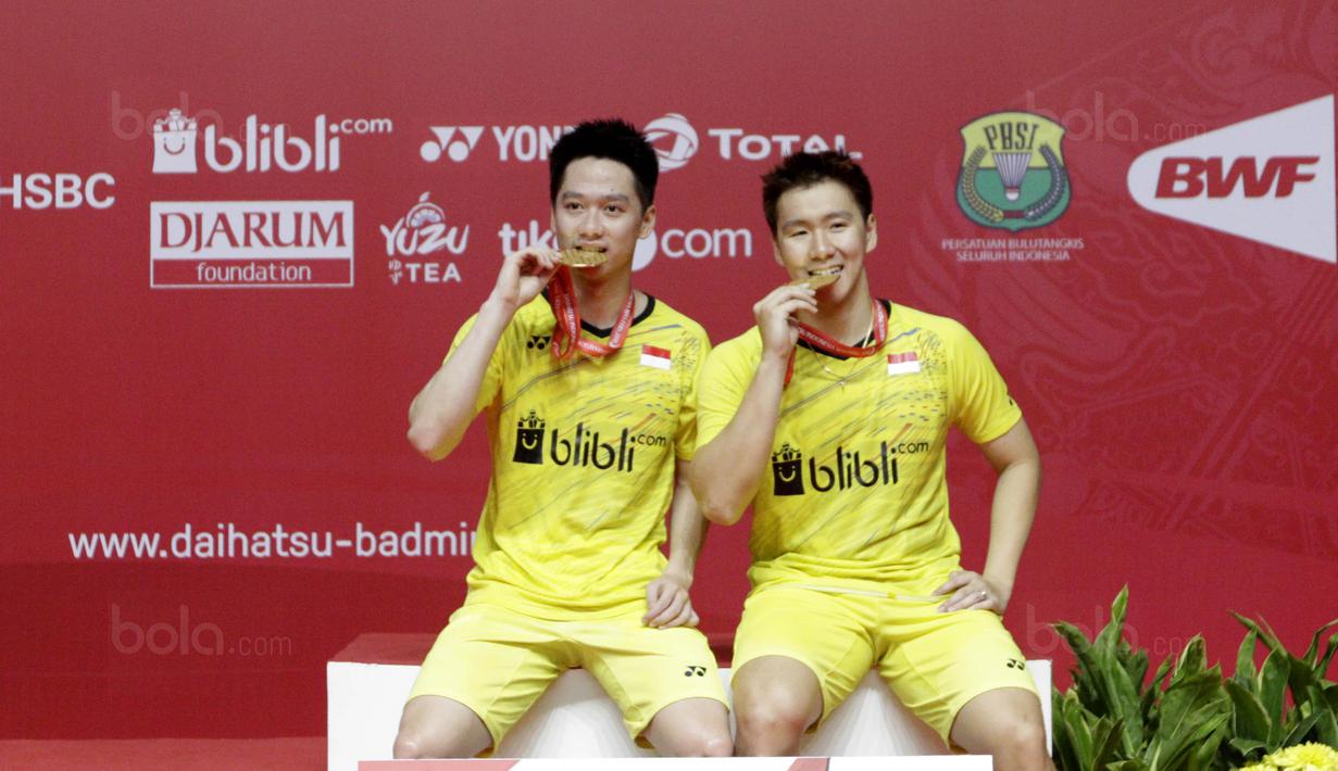Ganda putra Indonesia, Kevin Sanjaya/Marcus Gideon, saat melawan wakil China, Li Junhui/Liu Yuchen pada laga Indonesia Masters 2018 di Istora Senayan, Minggu (28/1/2018). Kevin /Marcus menang 11-21, 21-10, dan 21-16. (Bola.com/M Iqbal Ichsan)