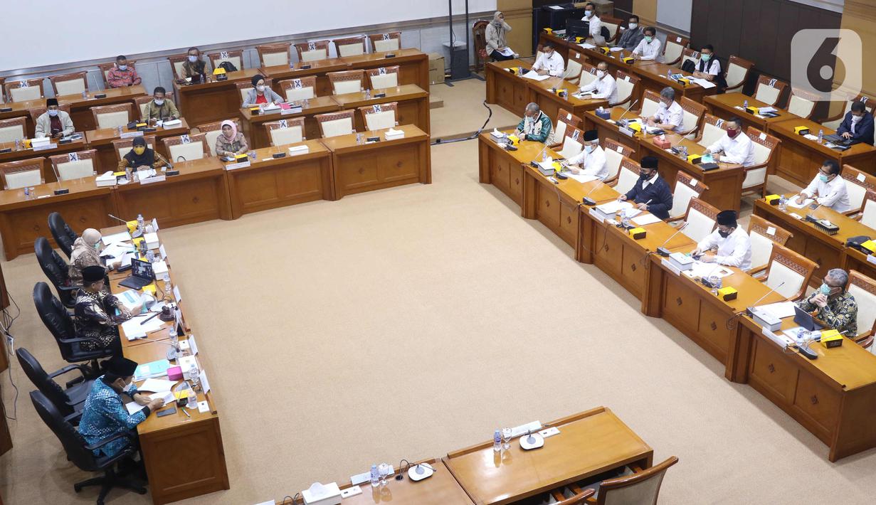 Suasana rapat kerja Menteri Agama Yaqut Cholil Qoumas dengan Komisi VII DPR di Kompleks Parlemen, Senayan, Jakarta, Senin (15/3/2021). Rapat kerja tersebut membahas persiapan penyelenggaraan ibadah haji 1442 H/2021 M dan vaksinasi jemaah haji. (Liputan6.com/Angga Yuniar)