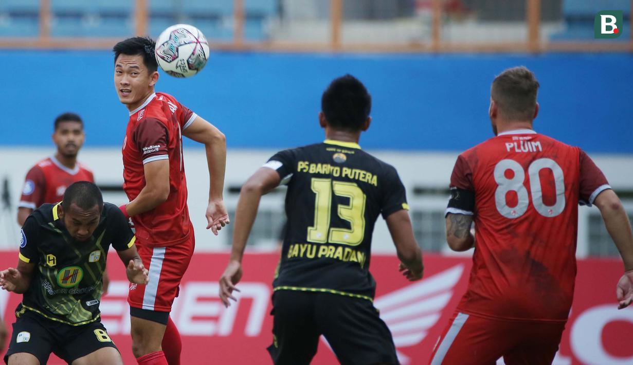 Pemain PSM Makassar, Sutanto Tan (kedua dari kiri) mengontrol bola di udara dibayangi sejumlah pemain Barito Putera dalam laga pekan ke-5 BRI Liga 1 2021/2022 di Stadion Wibawa Mukti, Cikarang, Senin (27/9/2021). PSM kalah 0-2. (Bola.com/Ikhwan Yanuar)